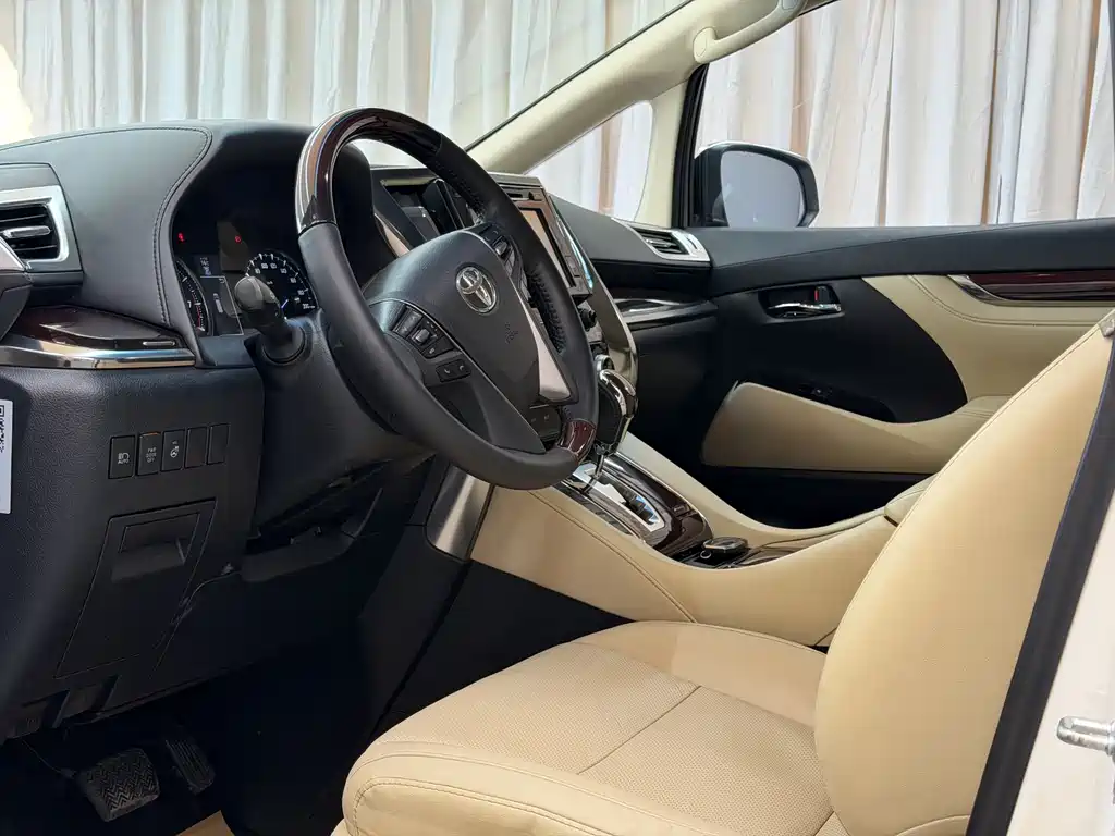 Toyota Alphard — фото 4
