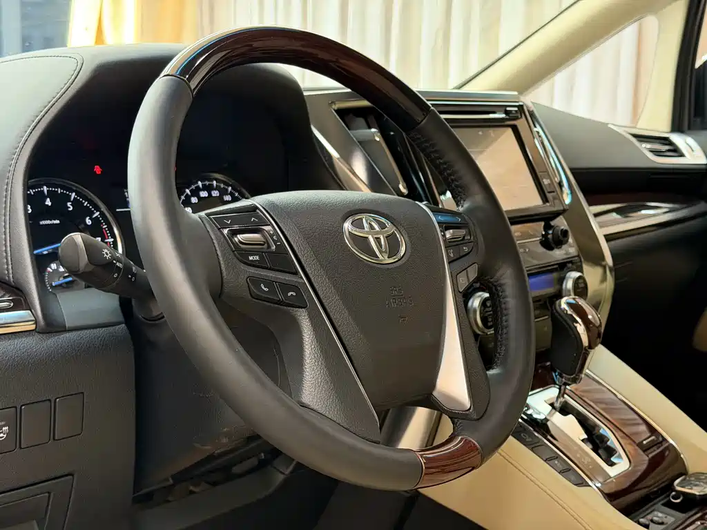 Toyota Alphard — фото 7