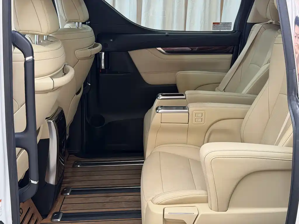 Toyota Alphard — фото 9