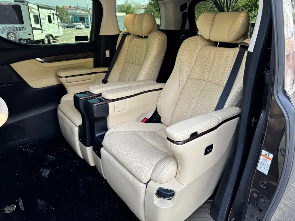 Toyota Alphard — фото 11