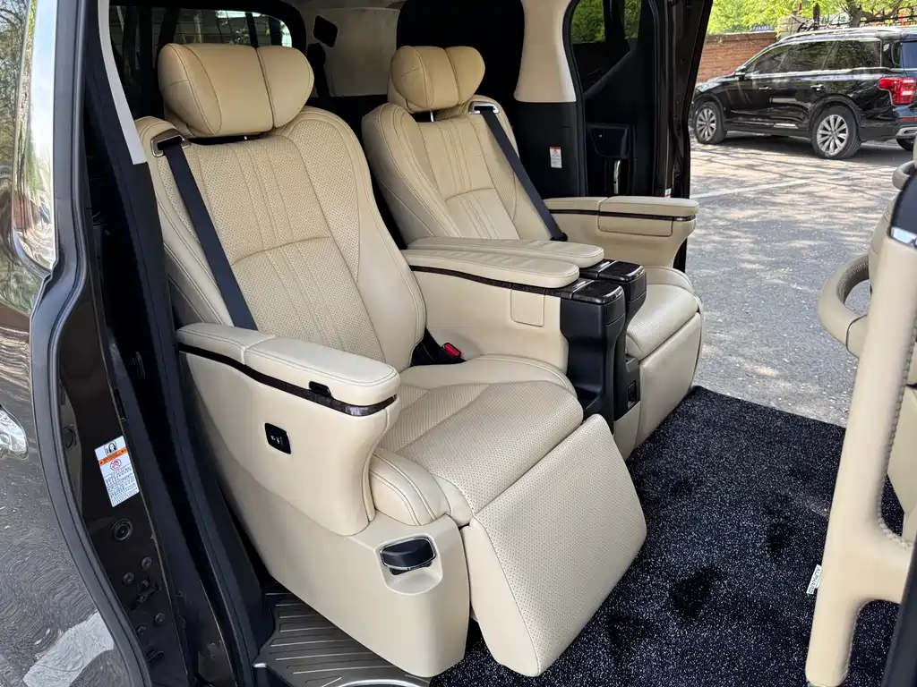 Toyota Alphard — фото 13