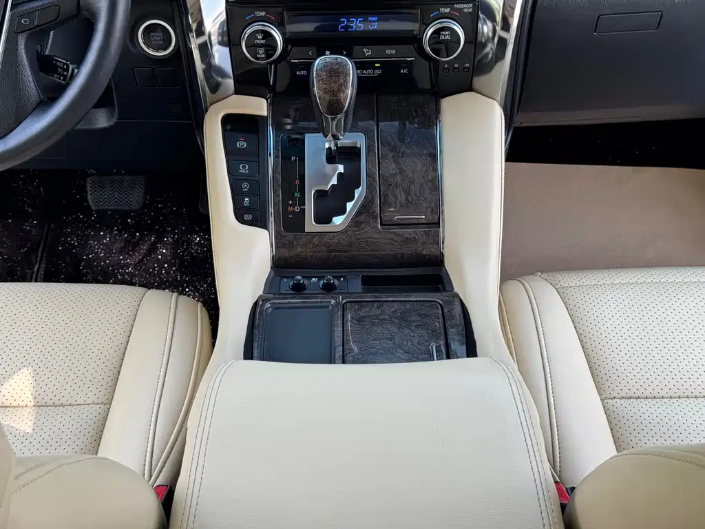 Toyota Alphard — фото 17