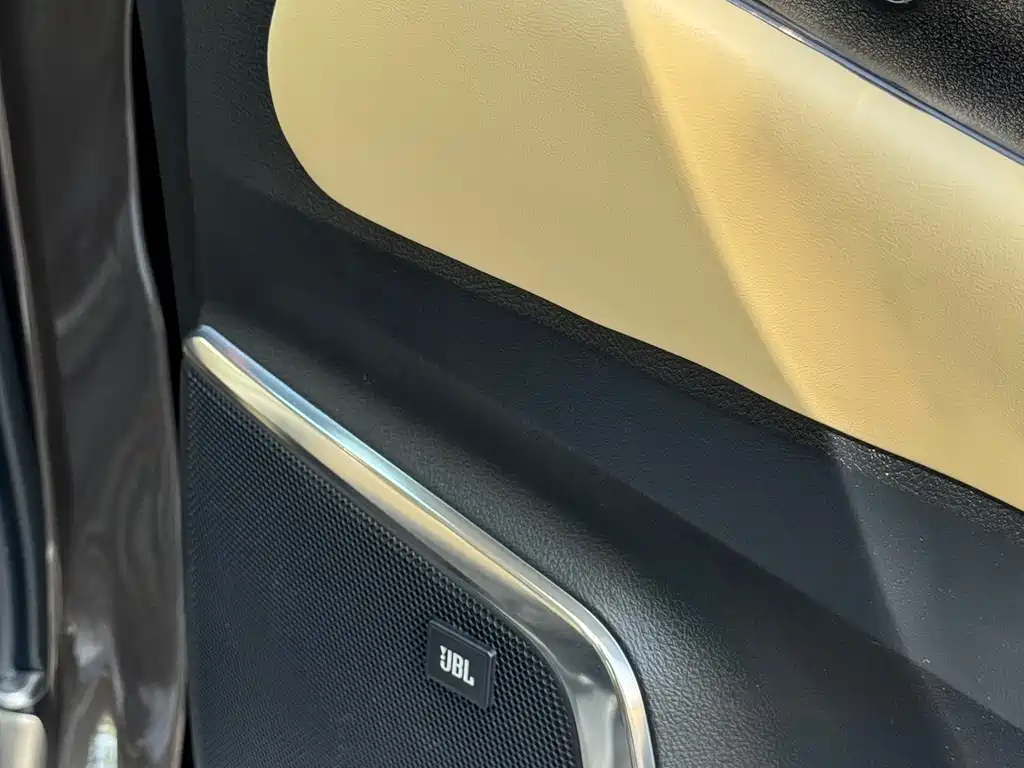 Toyota Alphard — фото 18