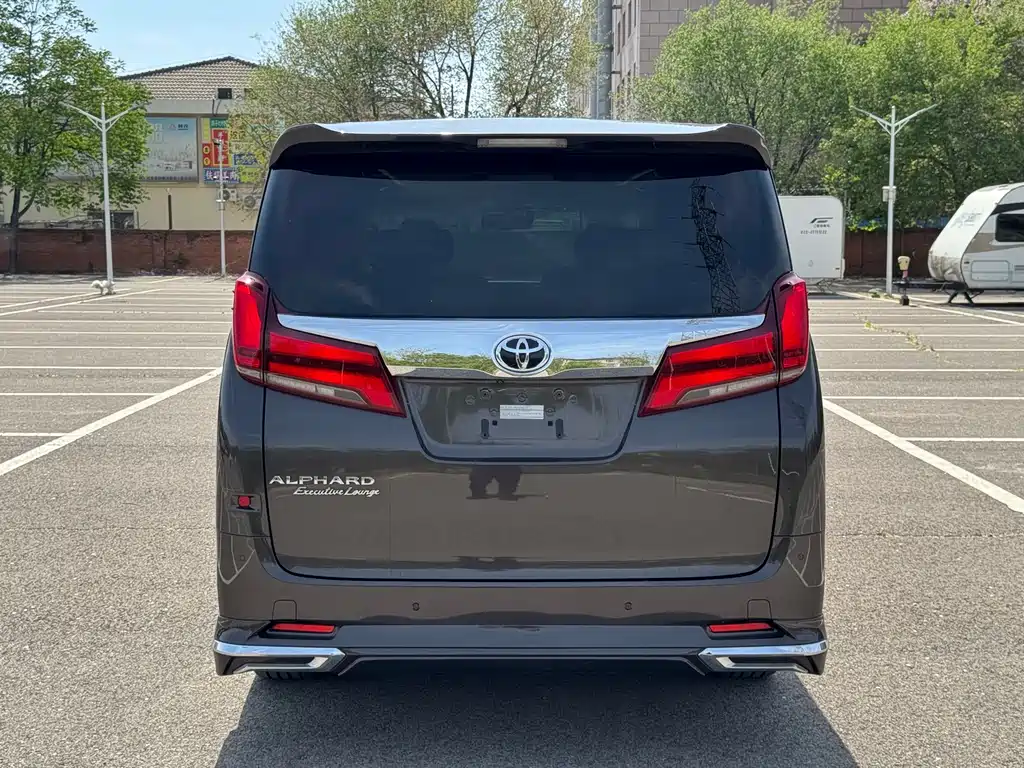 Toyota Alphard — фото 4