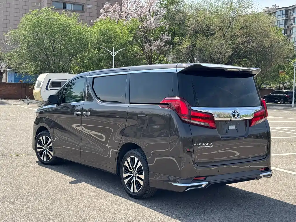 Toyota Alphard — фото 5