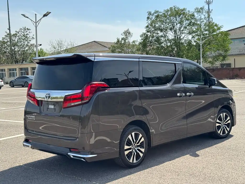 Toyota Alphard — фото 6