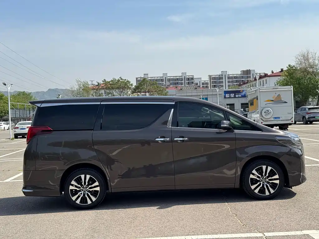 Toyota Alphard — фото 9
