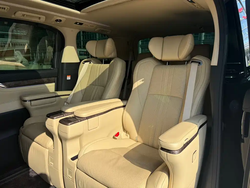Toyota Vellfire — фото 6