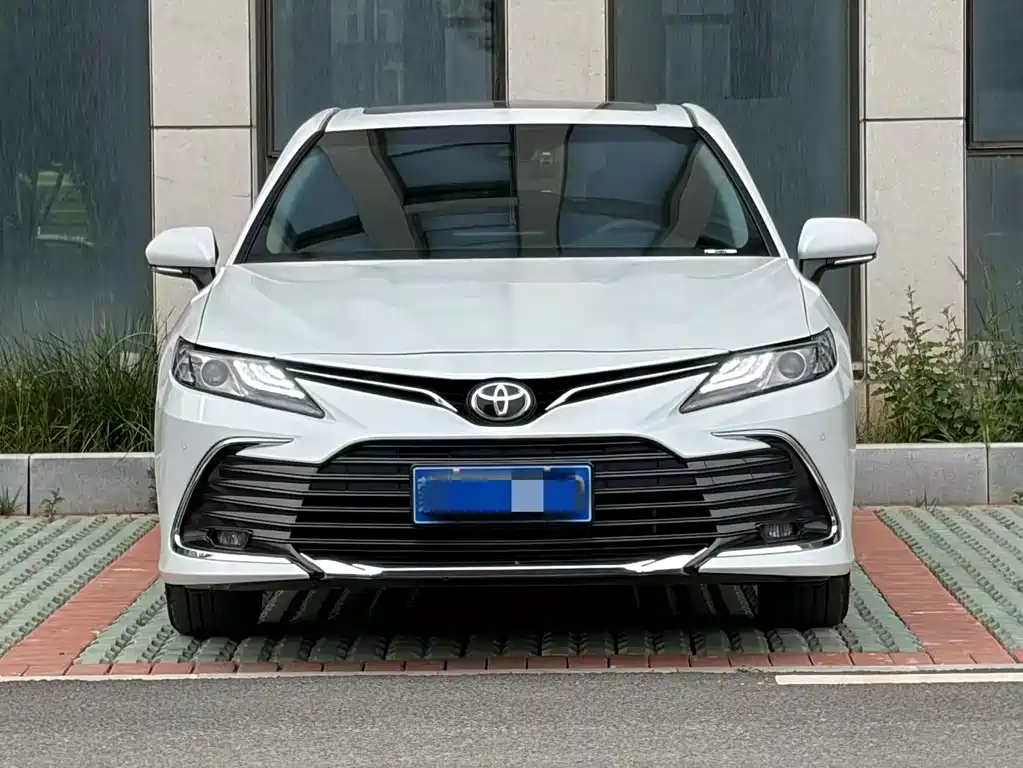 Toyota Camry — фото 2