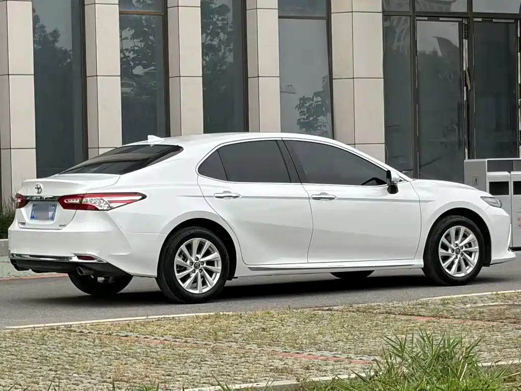 Toyota Camry — фото 4