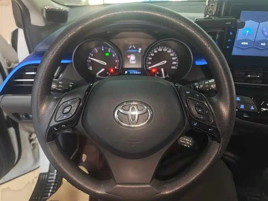 Toyota C-HR — фото 11