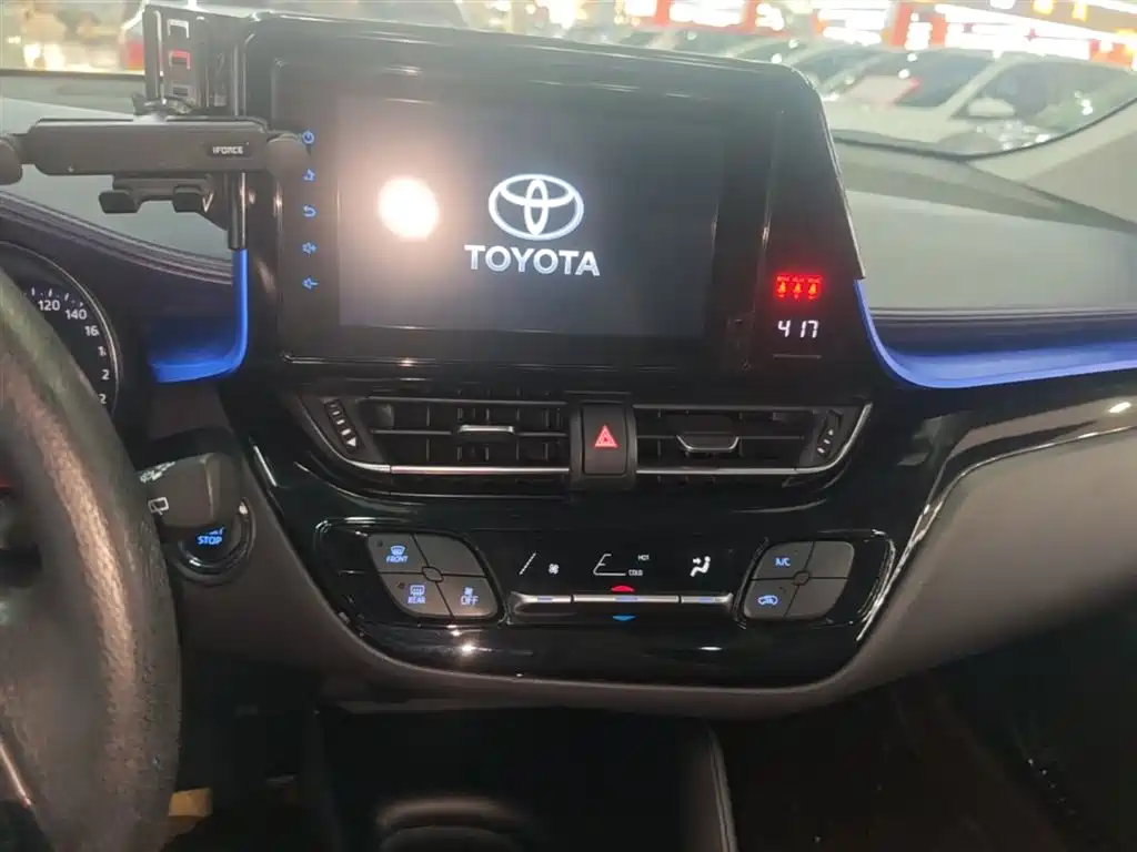 Toyota C-HR — фото 13