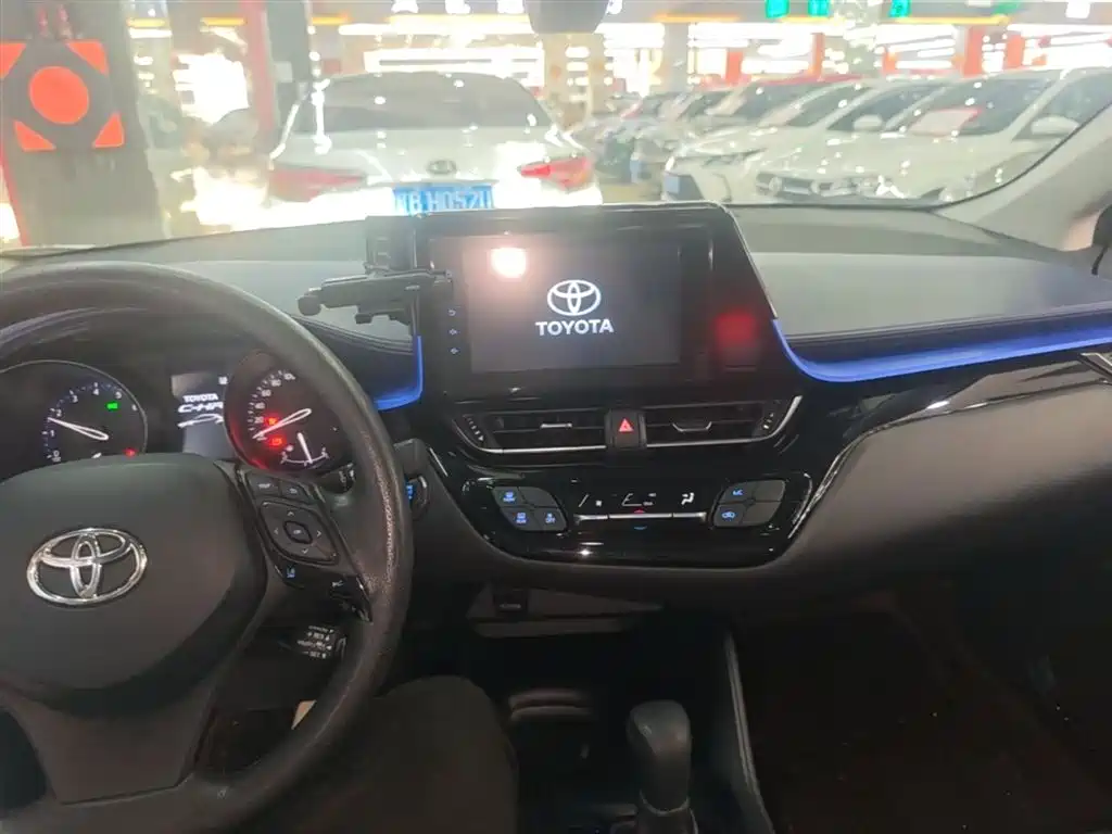 Toyota C-HR — фото 10