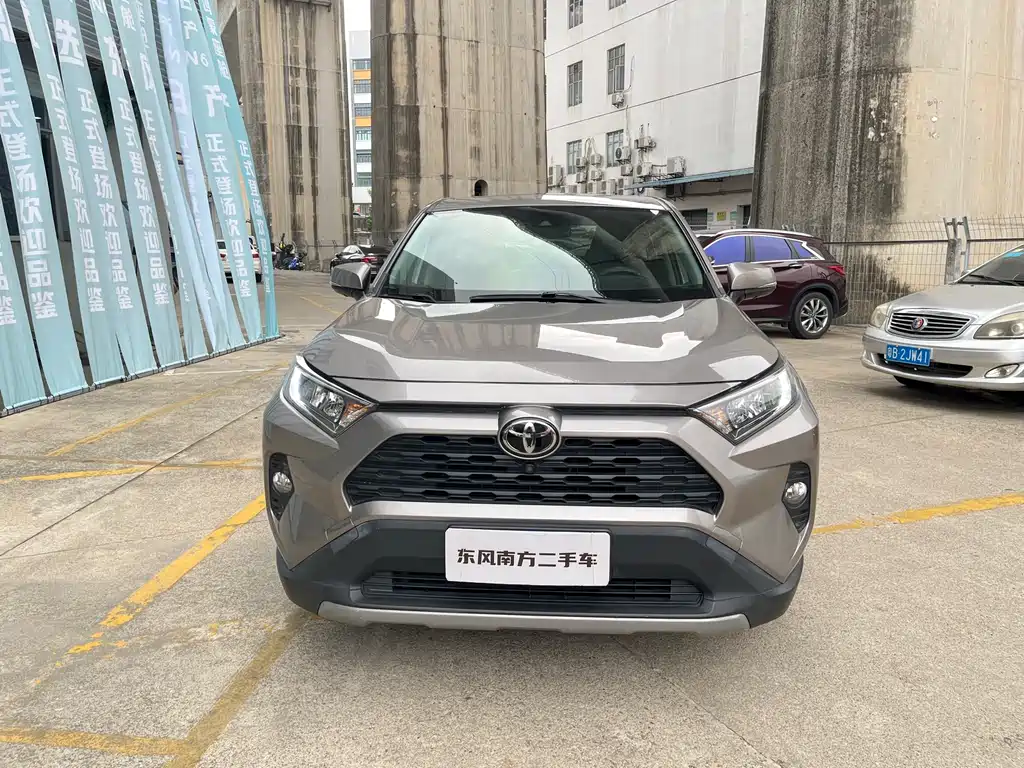 Toyota RAV4 — фото 2