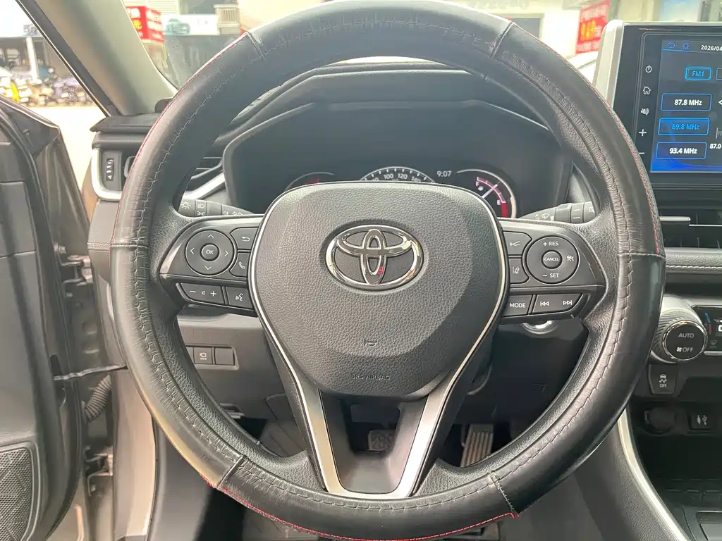 Toyota RAV4 — фото 11