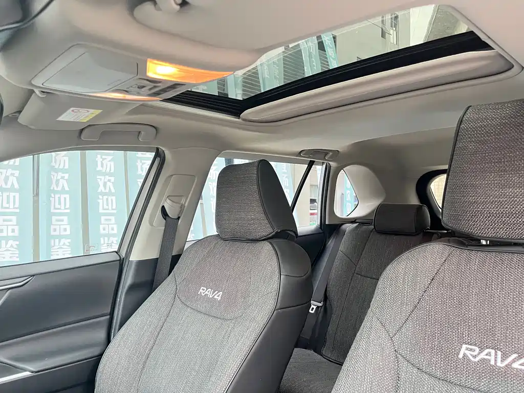 Toyota RAV4 — фото 14