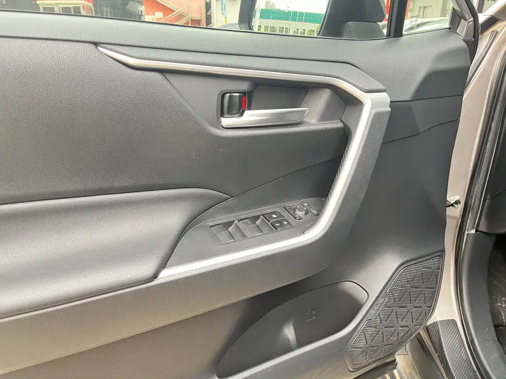 Toyota RAV4 — фото 17