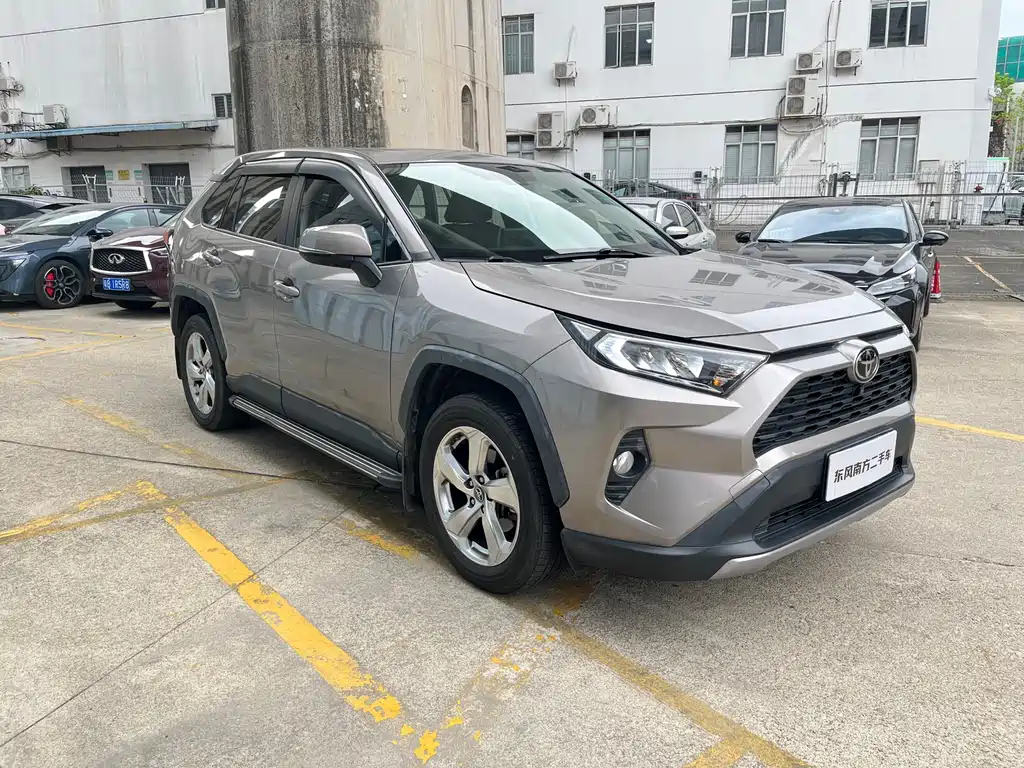 Toyota RAV4 — фото 3