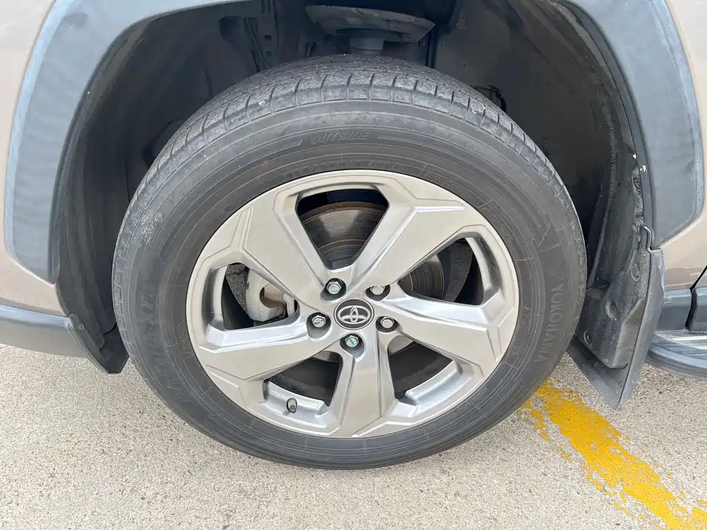 Toyota RAV4 — фото 21