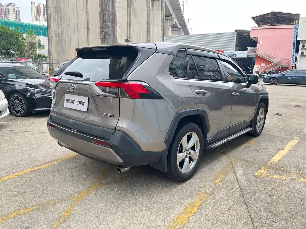 Toyota RAV4 — фото 4