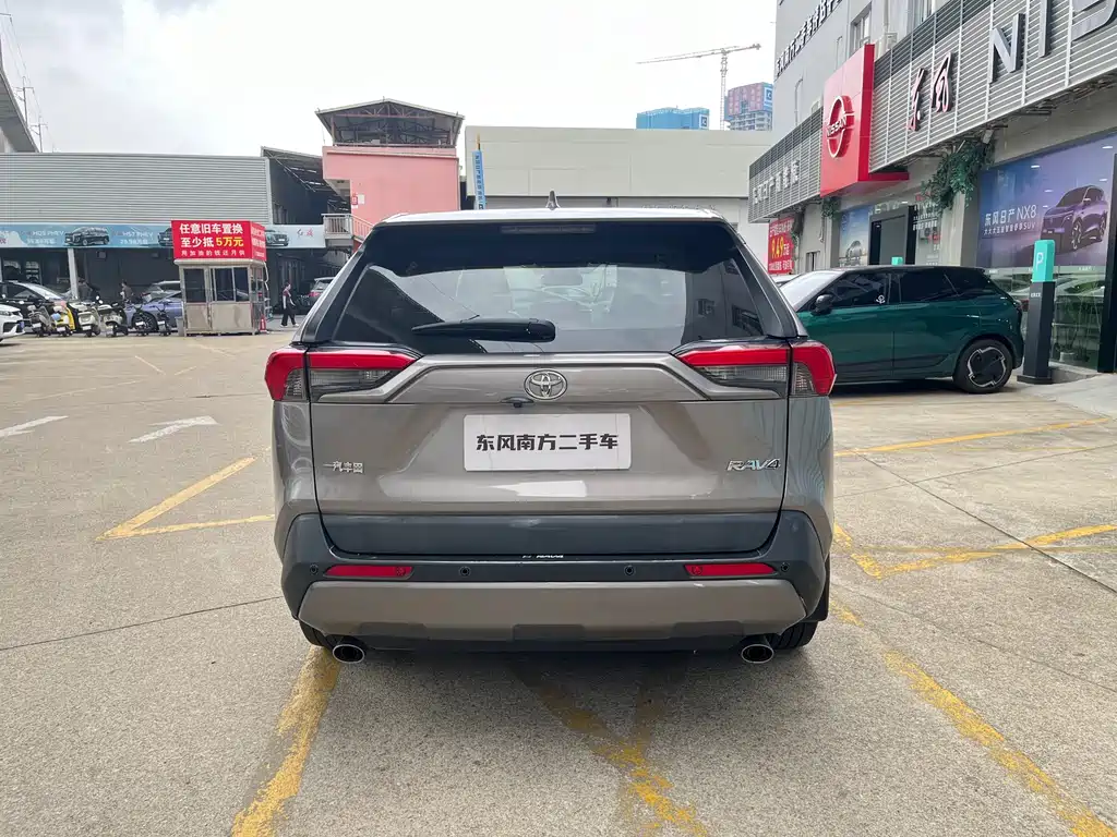 Toyota RAV4 — фото 5