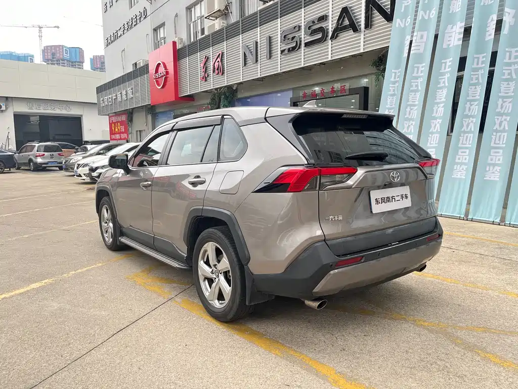 Toyota RAV4 — фото 6