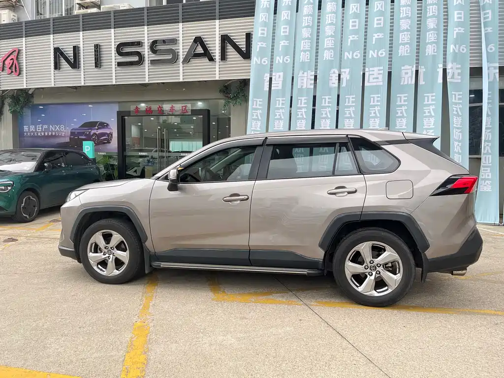 Toyota RAV4 — фото 7