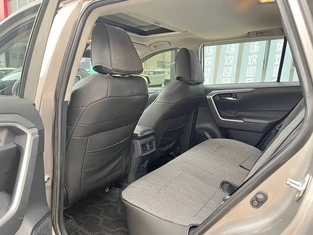 Toyota RAV4 — фото 9