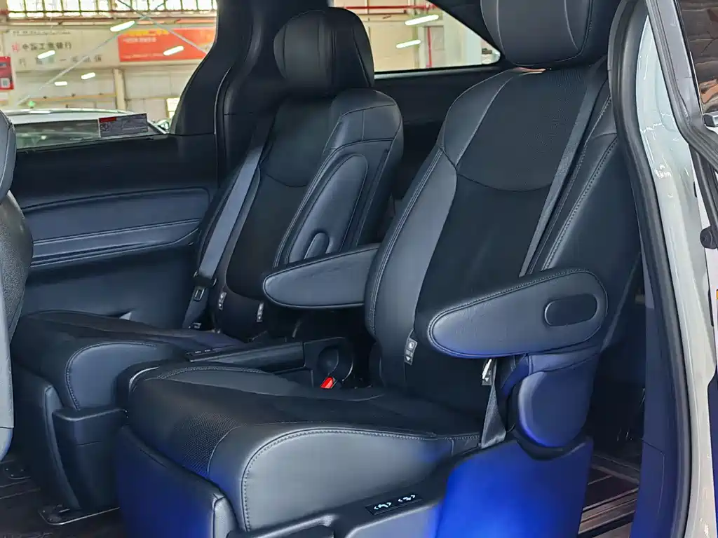 Toyota Sienna — фото 4