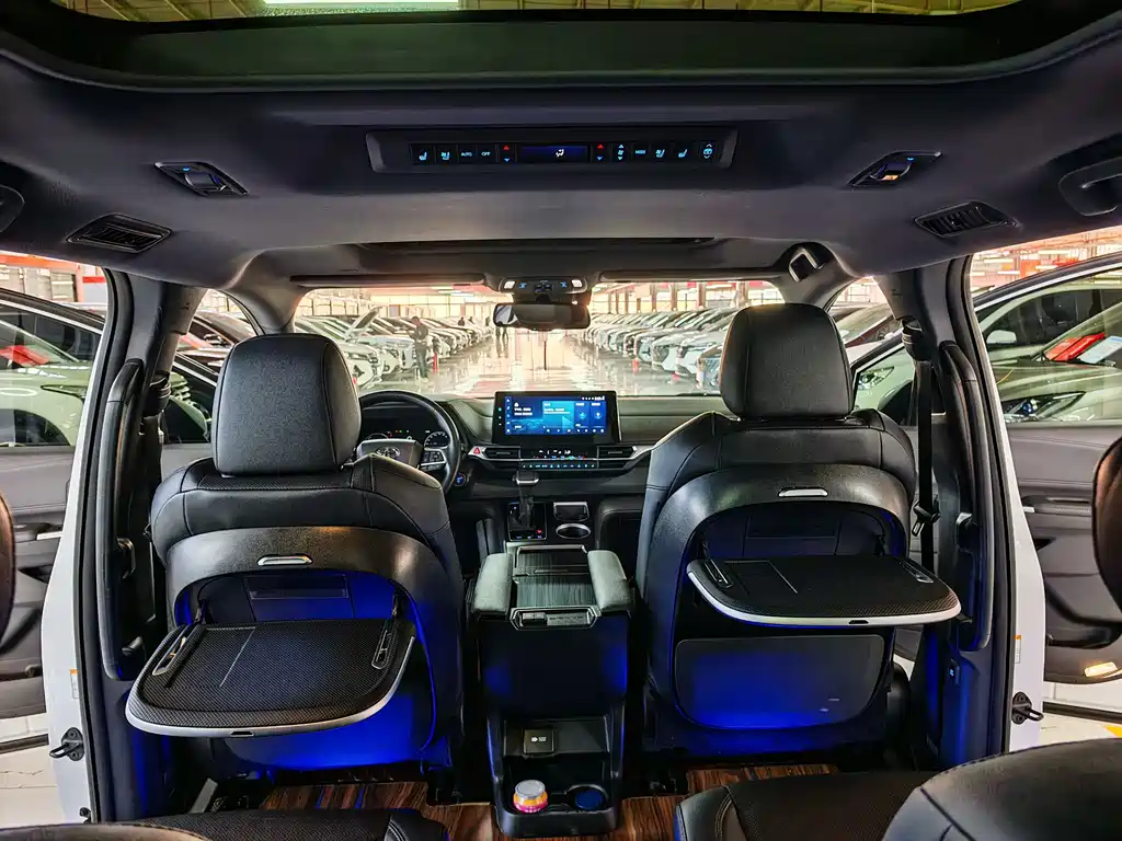 Toyota Sienna — фото 5