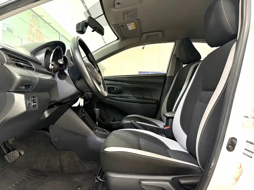 Toyota Yaris L — фото 4
