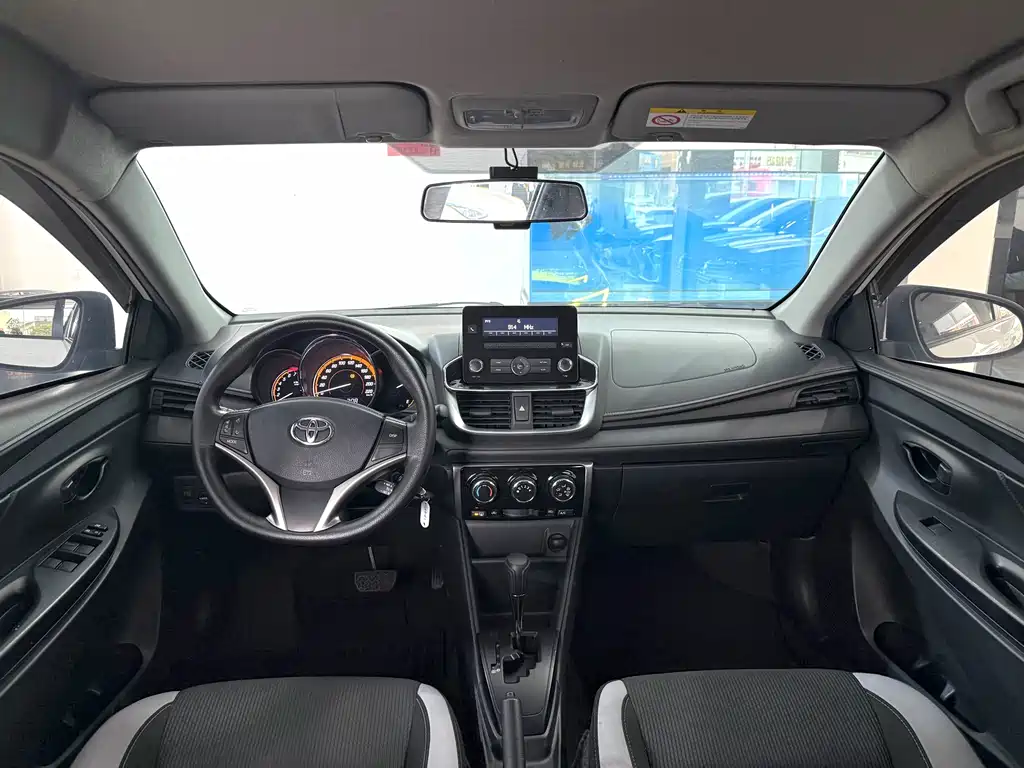 Toyota Yaris L — фото 5