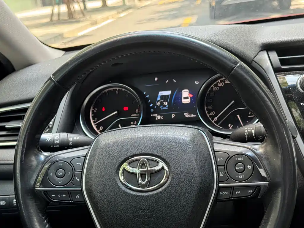 Toyota Camry — фото 10