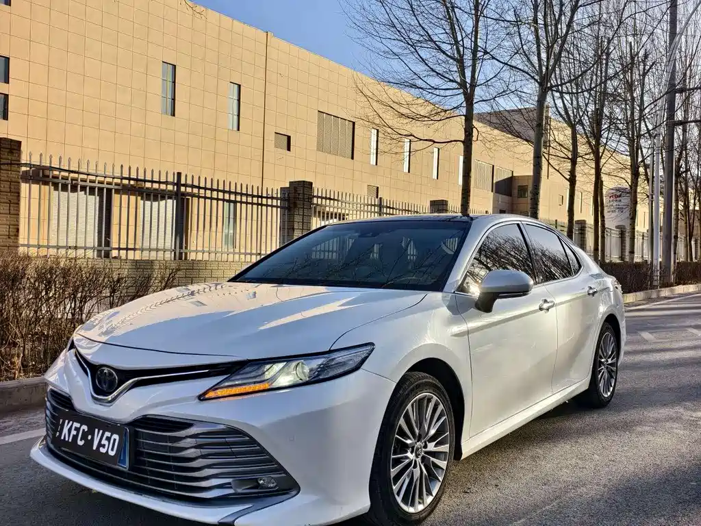 Toyota Camry — фото 5