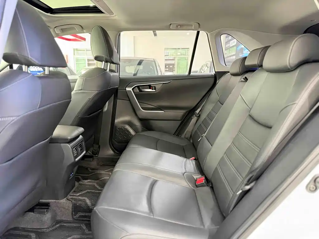 Toyota RAV4 — фото 6