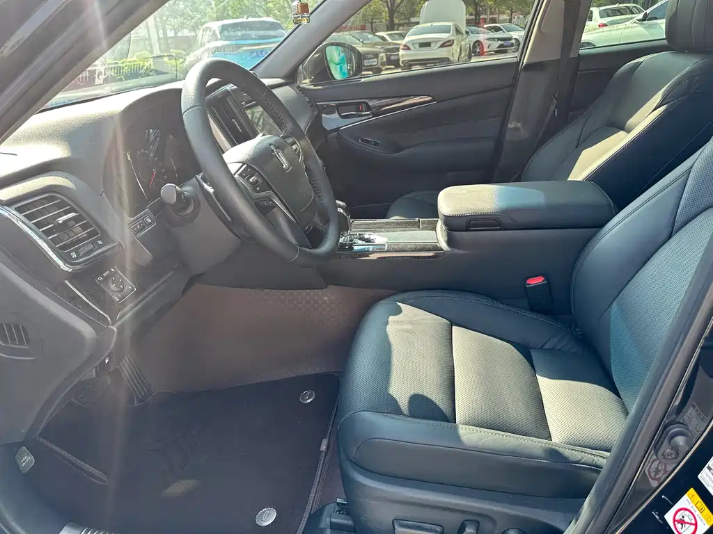 Toyota Crown — фото 12