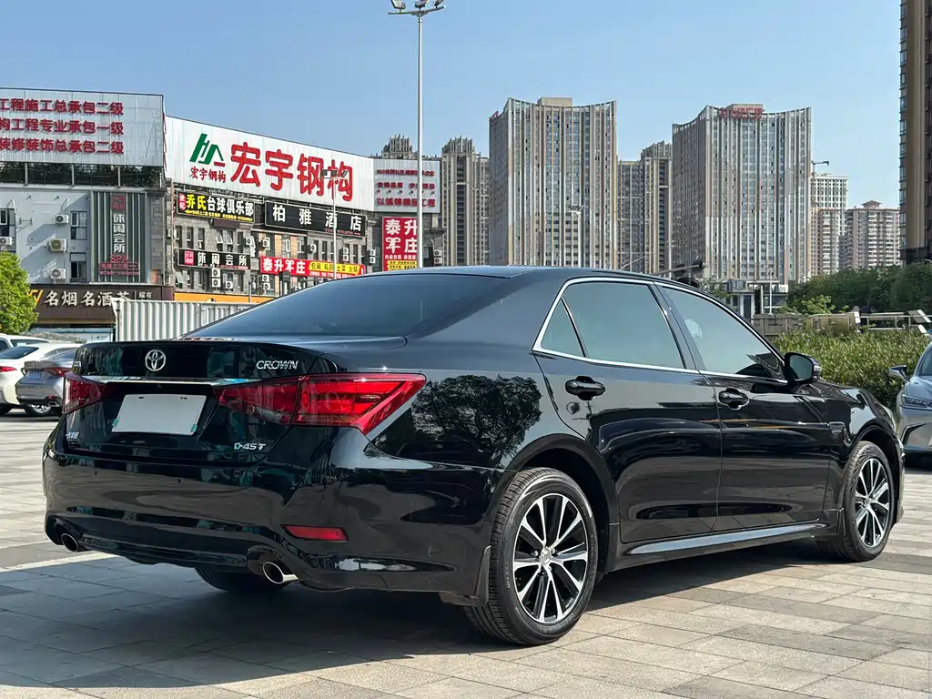 Toyota Crown — фото 4