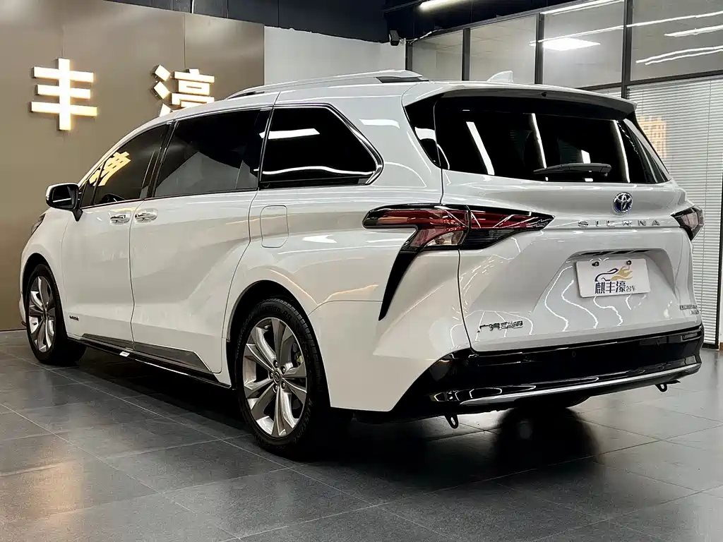 Toyota Sienna — фото 17