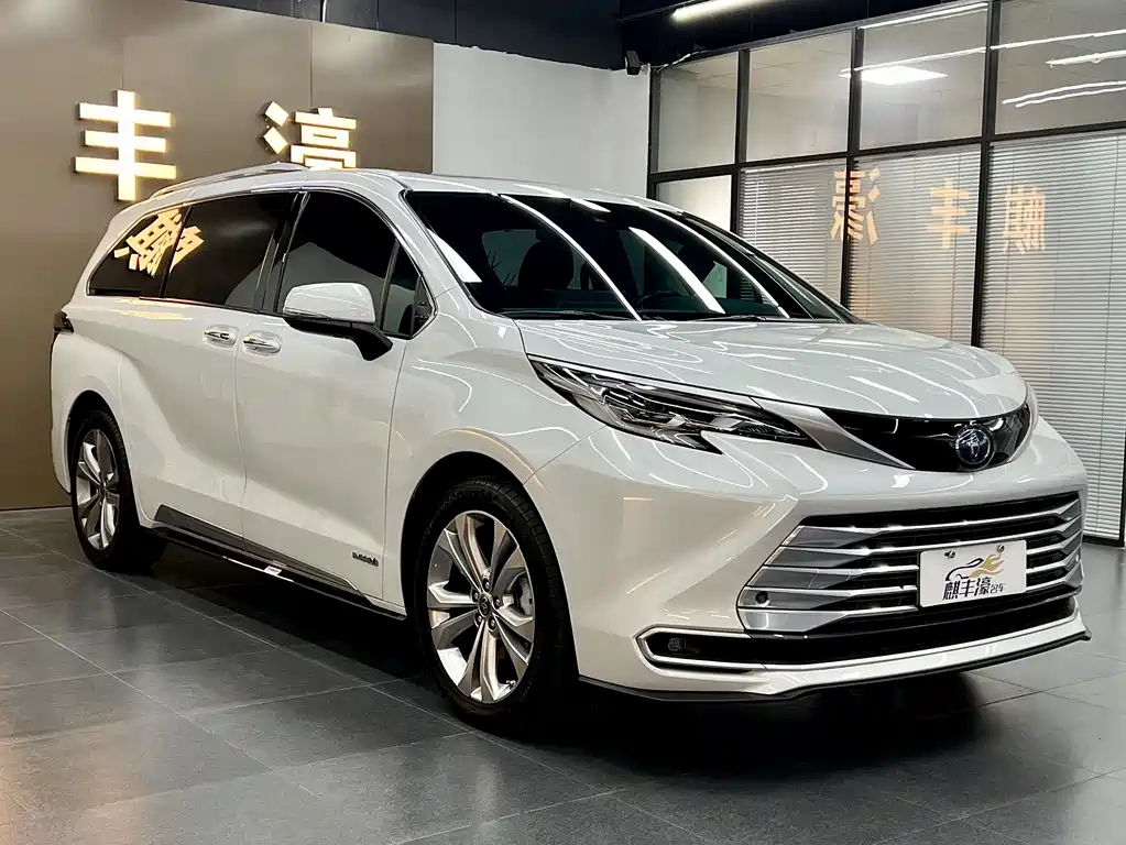 Toyota Sienna — фото 3