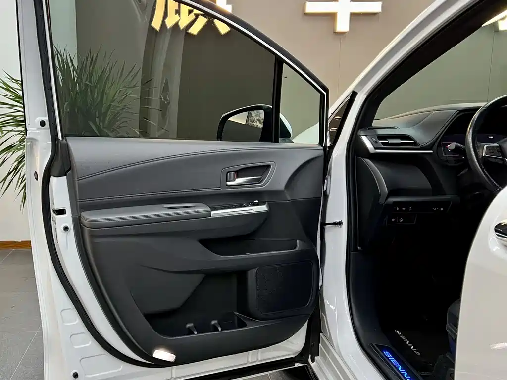 Toyota Sienna — фото 4