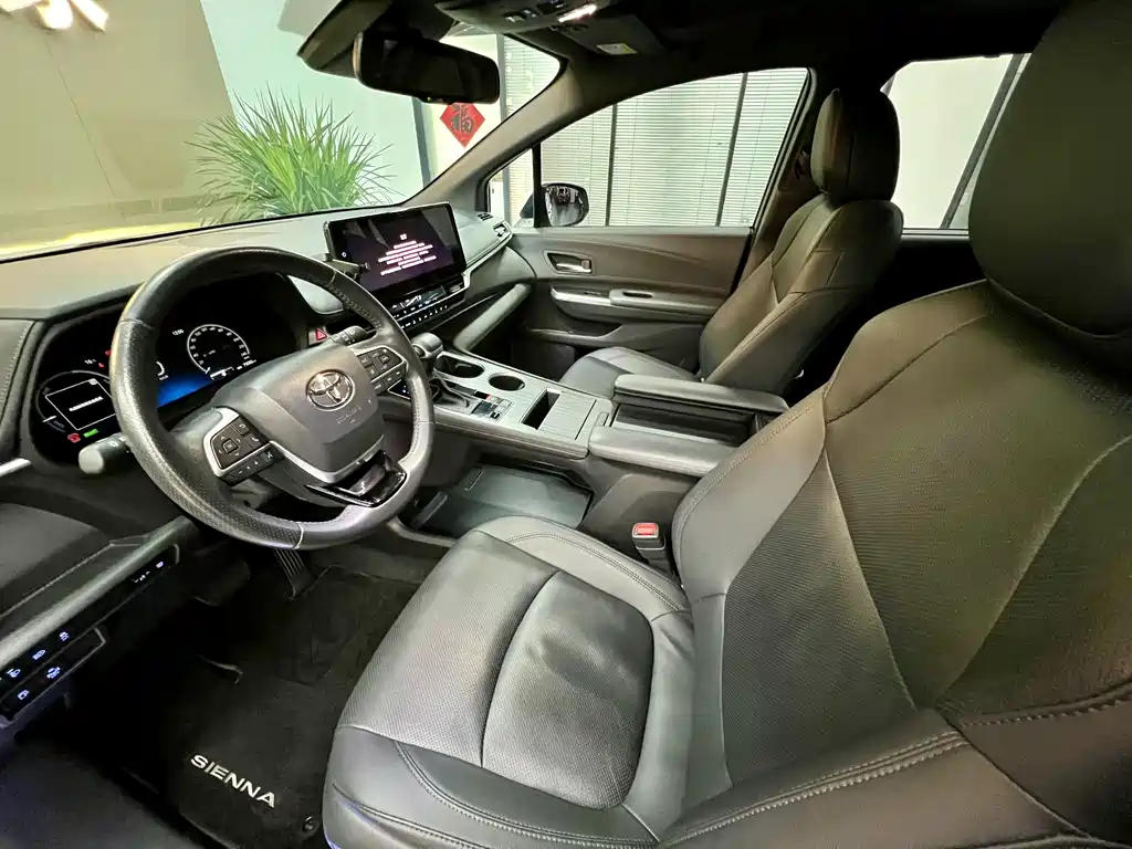 Toyota Sienna — фото 7
