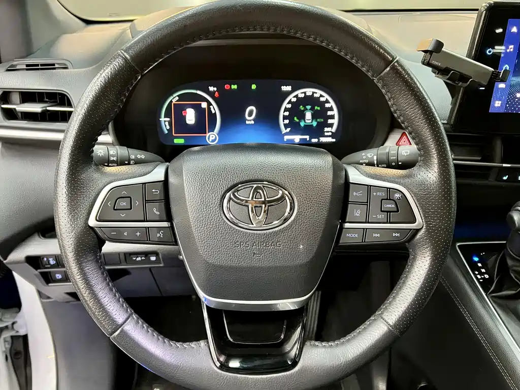 Toyota Sienna — фото 9