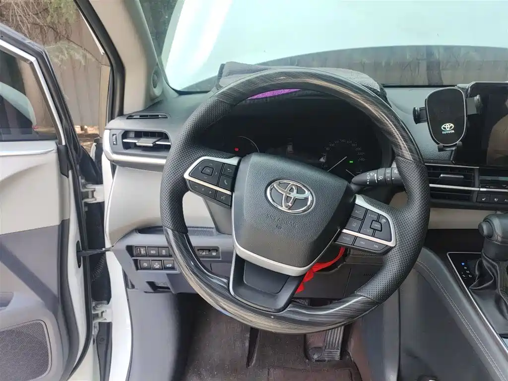 Toyota Sienna — фото 3