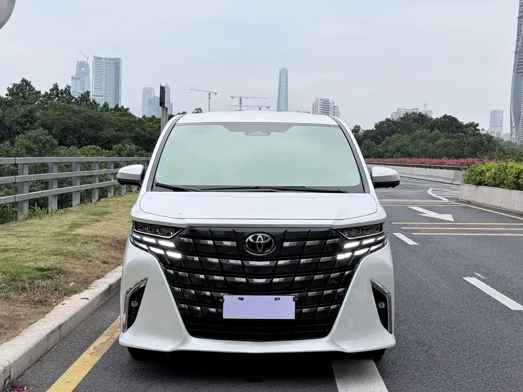 Toyota Alphard — фото 2