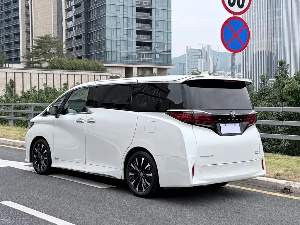Toyota Alphard — фото 4
