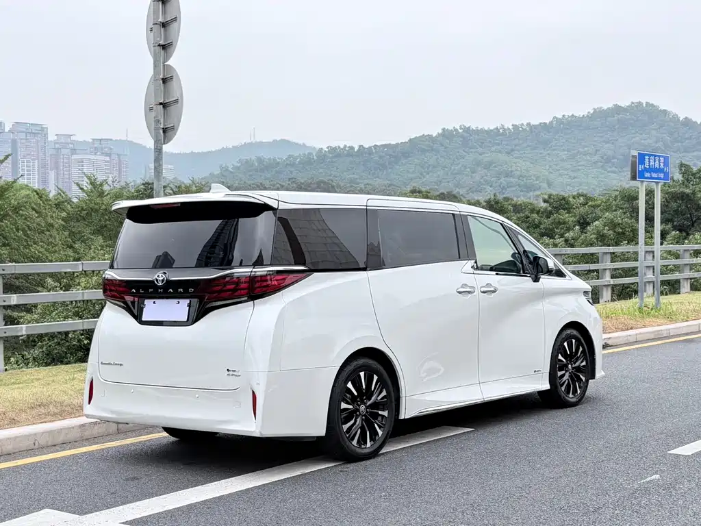 Toyota Alphard — фото 6