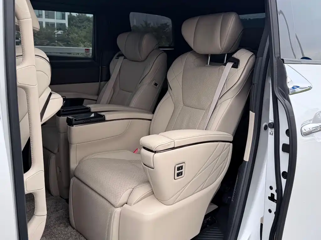 Toyota Alphard — фото 8
