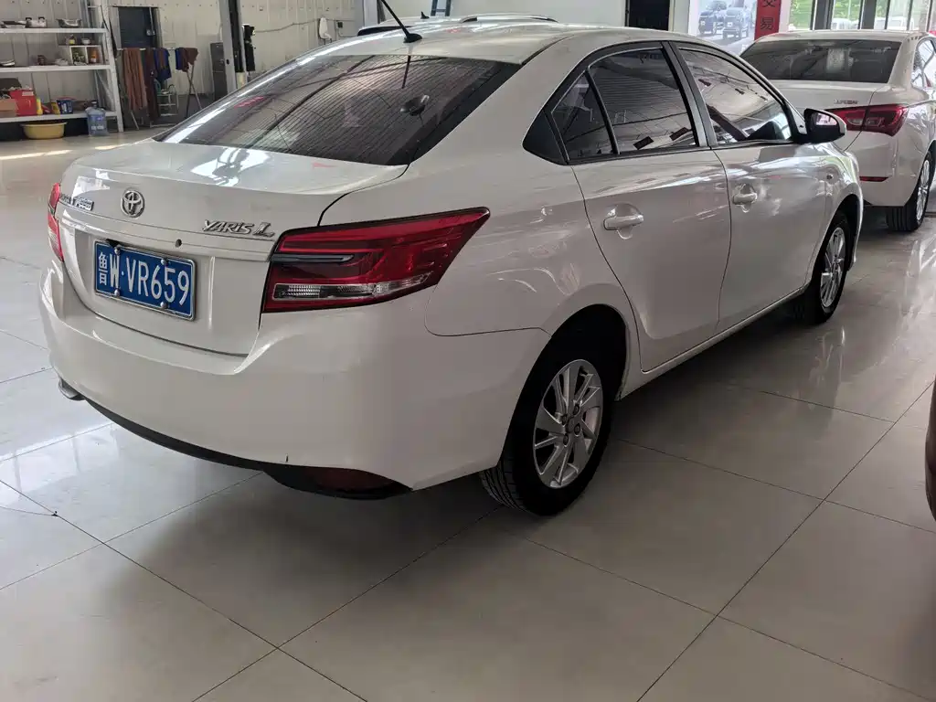 Toyota Yaris L — фото 3