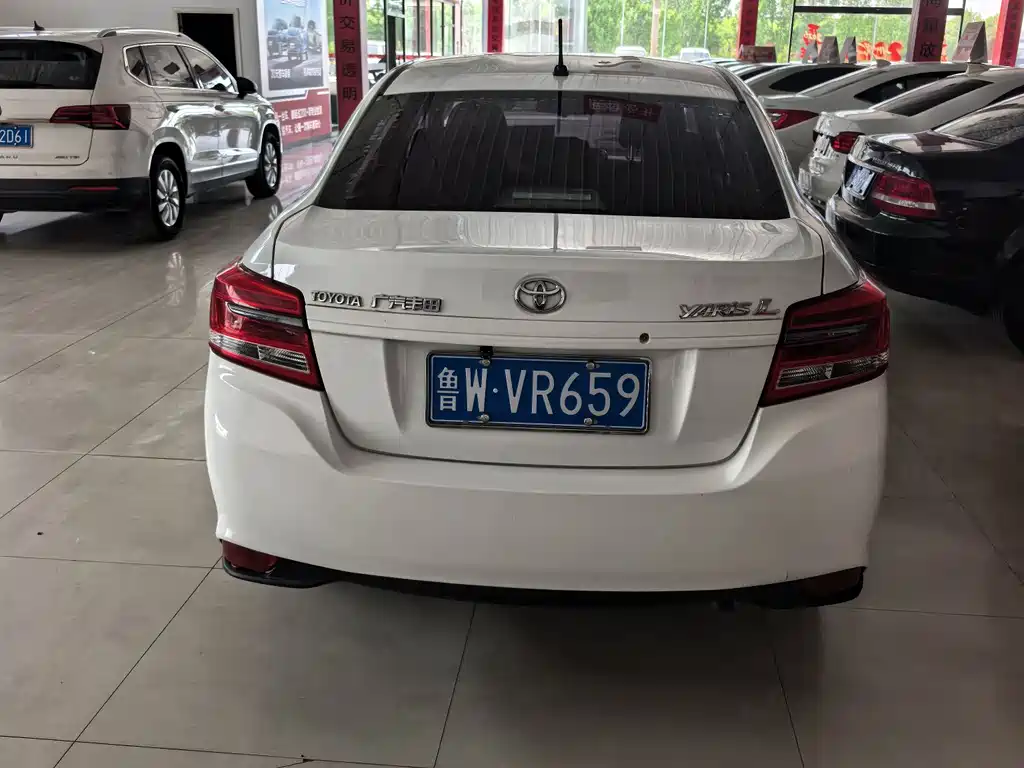 Toyota Yaris L — фото 4