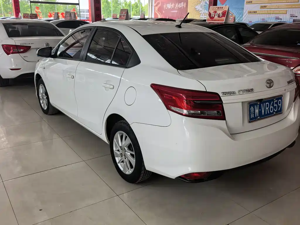 Toyota Yaris L — фото 5